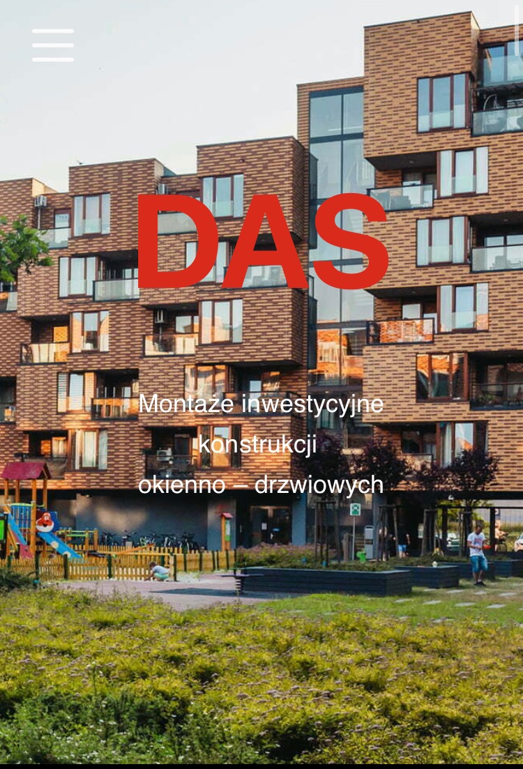 Nowoczesny budynek mieszkalny z licznymi oknami i balkonami, z dużym czerwonym napisem 'DAS' nałożonym na fasadę, widok z poziomu trawnika z placem zabaw w tle.