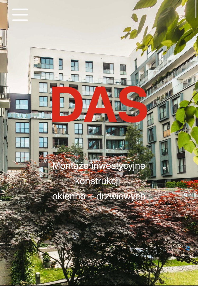 Nowoczesny budynek mieszkalny z balkonami i oknami, z widocznym napisem 'DAS' i tekstem 'Montaże inwestycyjne konstrukcji okienno-drzwiowych', częściowo zasłonięty drzewami.