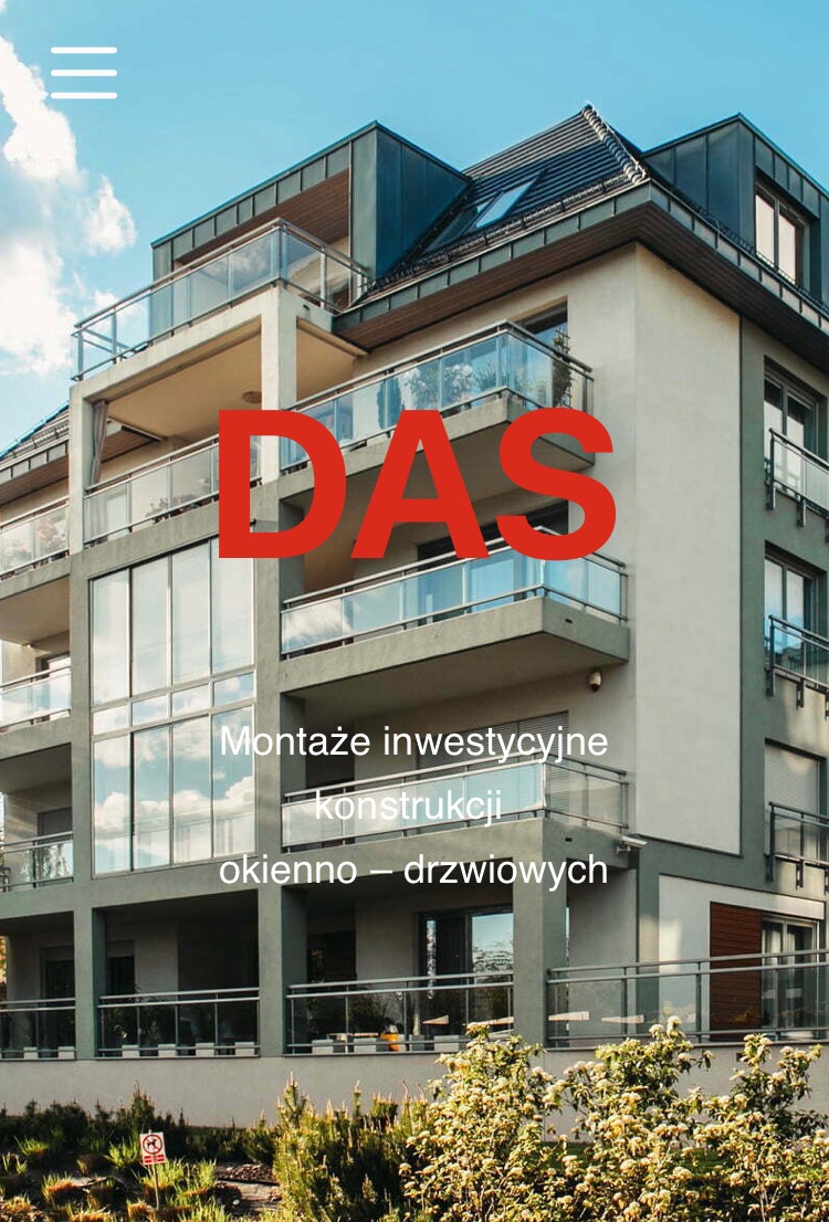 Nowoczesny apartamentowiec z dużymi przeszkleniami balkonów i okien, widok z dołu na elewację w słoneczny dzień.