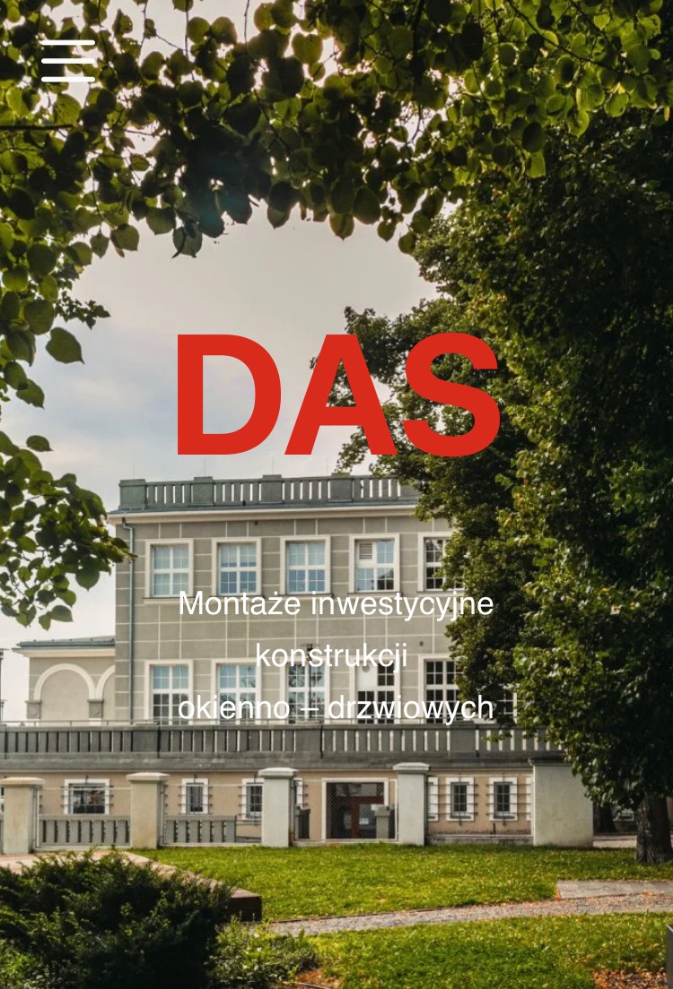 Budynek z nowymi oknami, widok z dołu przez korony drzew, z nałożonym dużym czerwonym logo DAS i napisem 'Montaże inwestycyjne konstrukcji okienno-drzwiowych'.