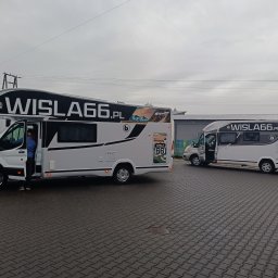 Dwa z siedmiu naszych kamperów. Nowa flota - rok produkcji aut 2024! Zapraszamy do kontaktu w sprawie wynajmu przez naszą stronę lub e-mail biuro@eeinvest.pl lub telefonicznie 534 992 166