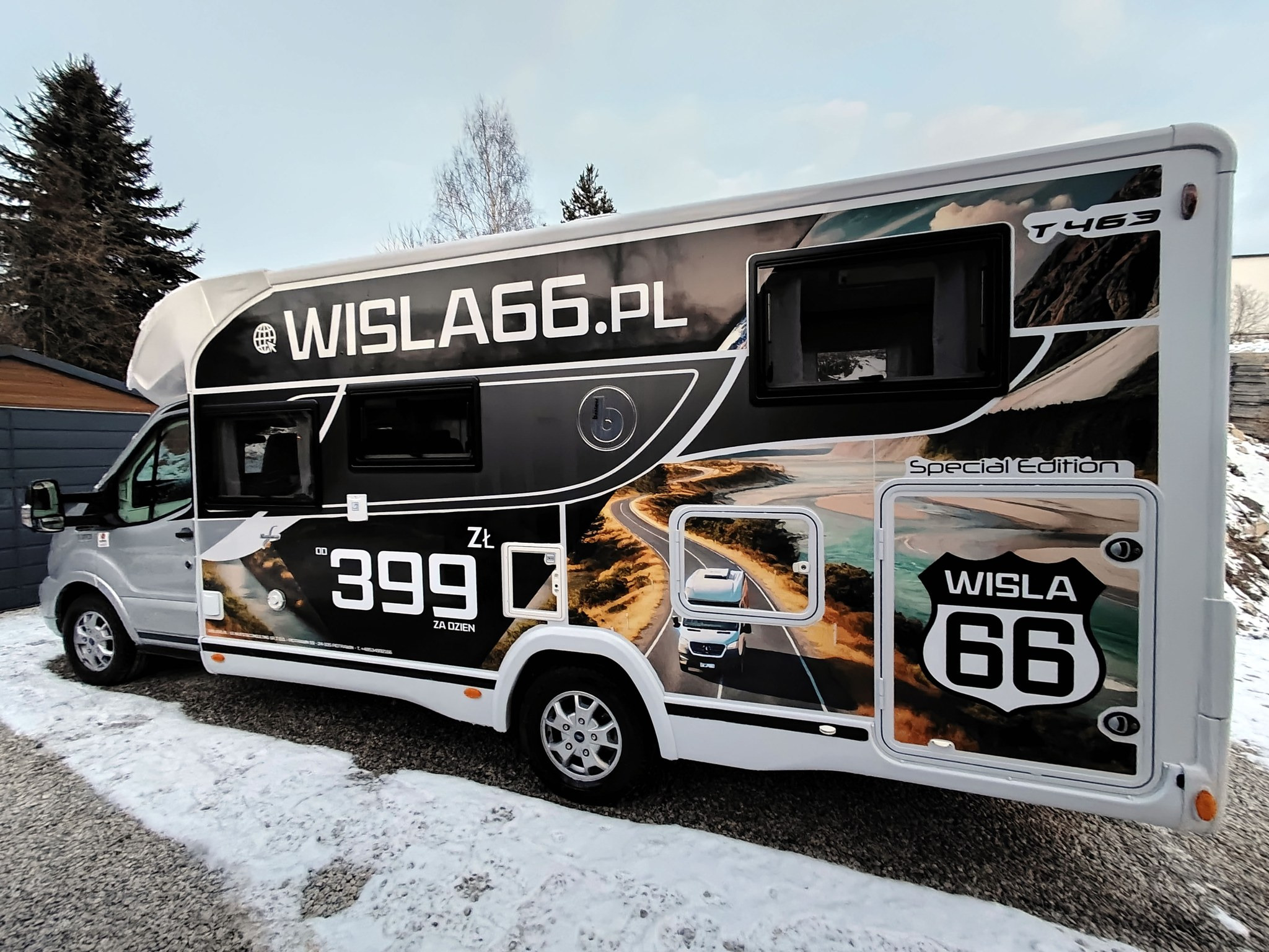Camper z grafiką WISLA66.PL i ceną 399 zł za dzień, zaparkowany na żwirowym podłożu z resztkami śniegu.