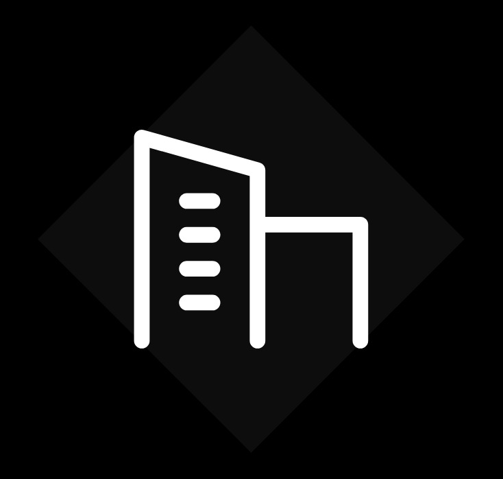 Minimalistyczny biały ikona budynku z czterema oknami na czarnym tle w kształcie rombu.