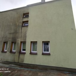 Grupa Doczyszczacze Monika Sosińska - Porównanie umytej i brudnej elewacji budynku z oknami, widoczne różnice w kolorze i czystości, efekt przed i po myciu.