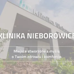 Nowoczesny budynek Kliniki Nieborowice z logo i starannie zagospodarowanym terenem zielonym przed wejściem.