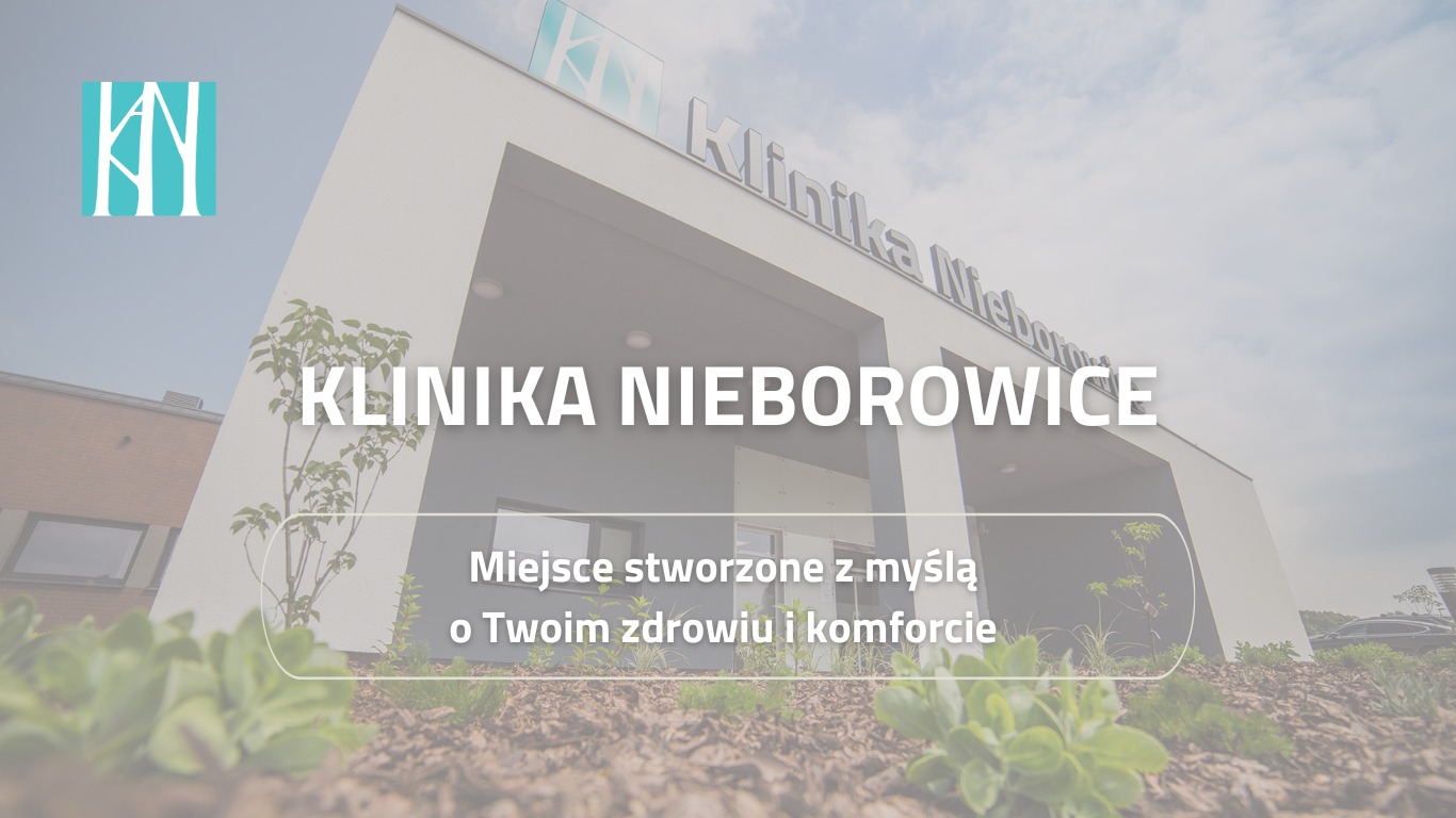 Nowoczesny budynek Kliniki Nieborowice z logo i starannie zagospodarowanym terenem zielonym przed wejściem.