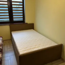 Klasyczne łoże z funkcją pojemnika z materacem