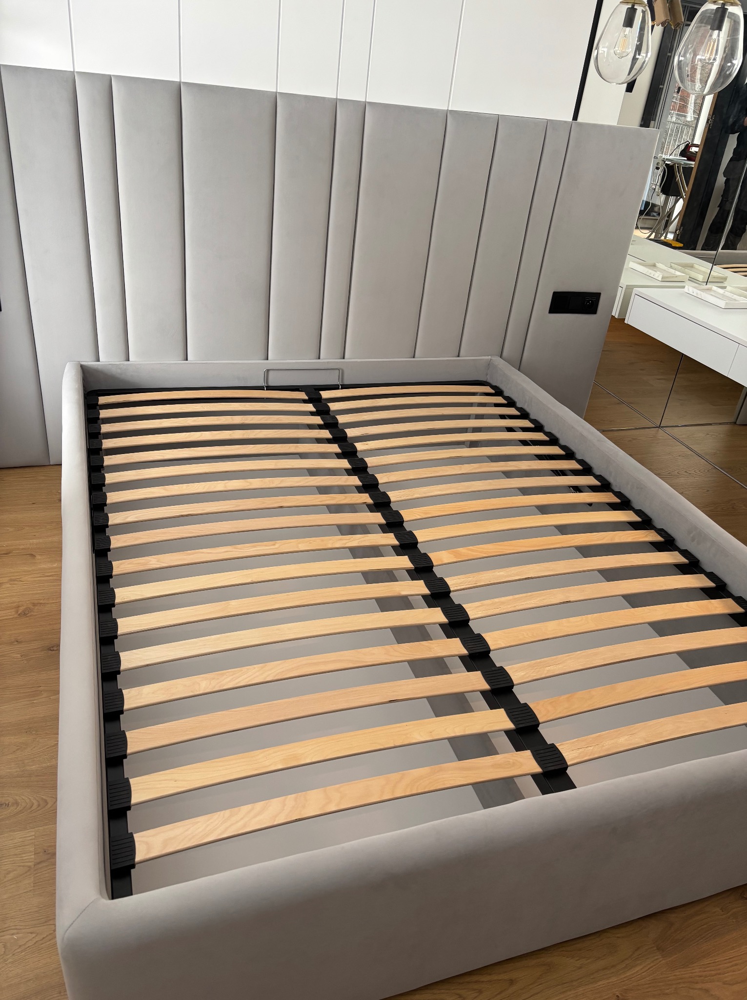 Śliczne połączenie paneli tapicerowanych z łożem z funkcją pojemnika