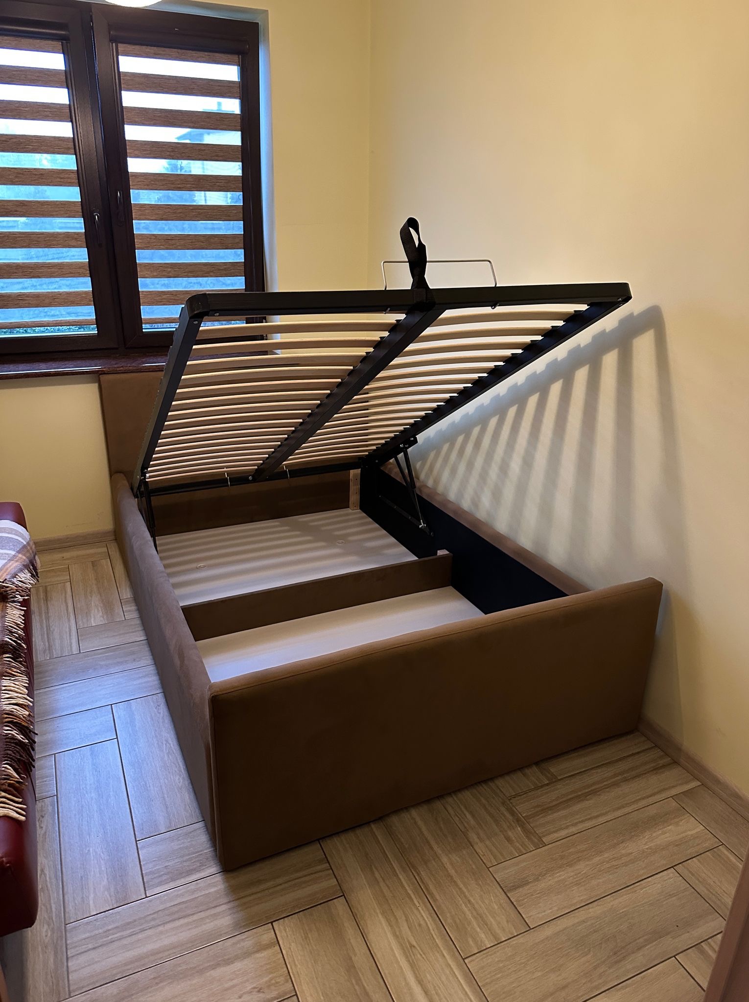 Klasyczne łoże z funkcją pojemnika