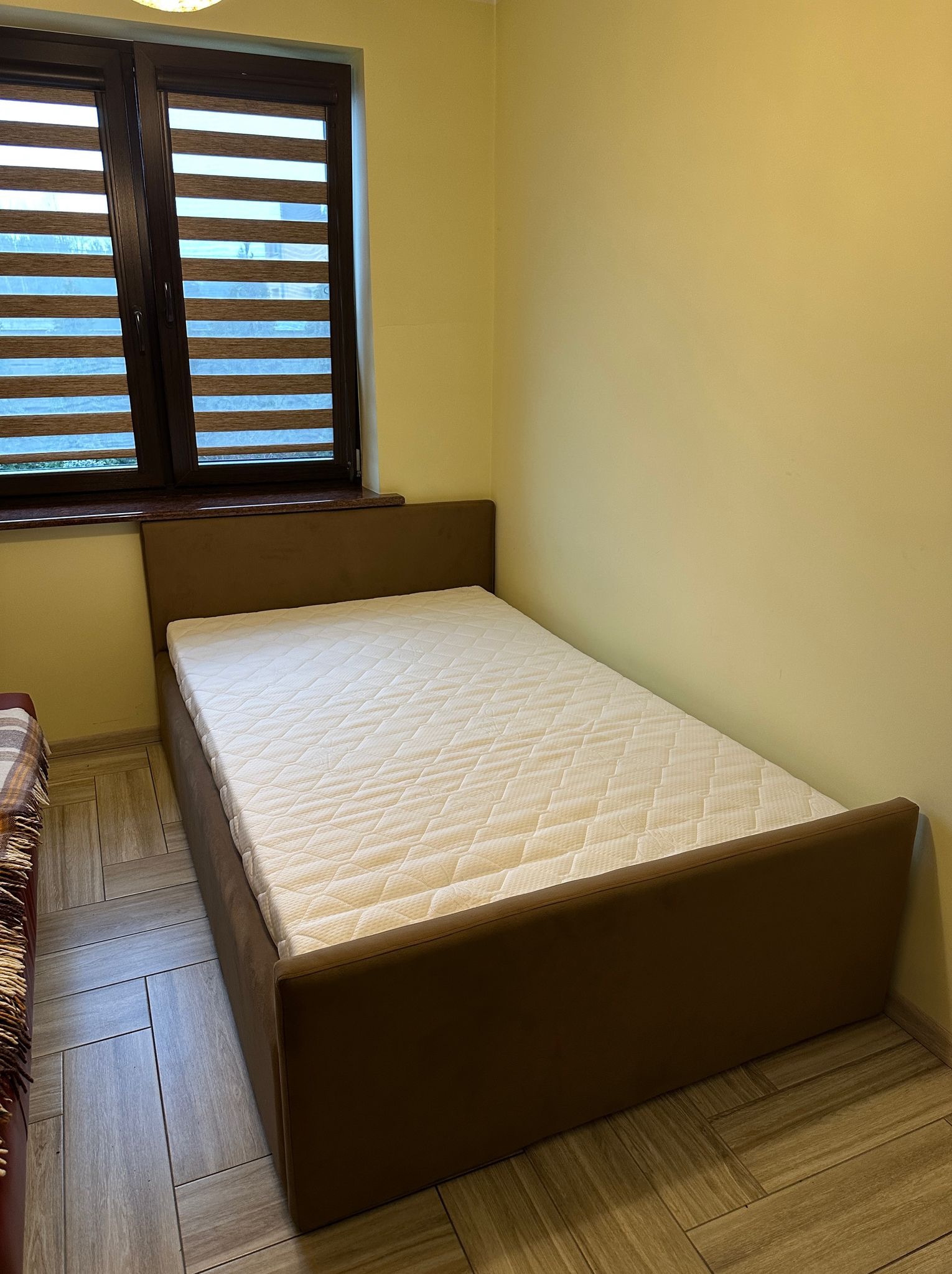 Klasyczne łoże z funkcją pojemnika z materacem