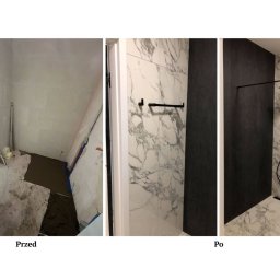 Broker Bud - remonty i wykończenia wnętrz - Remont łazienki: wizualizacja metamorfozy 'przed' - surowa podłoga i ściany, 'po' - nowoczesna kabina prysznicowa z czarną armaturą i marmurowymi płytkami.