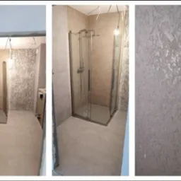 Wykończona łazienka z kabiną prysznicową typu walk-in, beżowe płytki podłogowe i ścienne, dekoracyjna struktura na ścianie. Widok z różnych perspektyw.