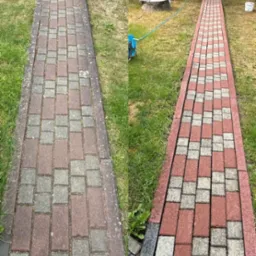 Porównanie kostki brukowej przed i po czyszczeniu: po lewej stronie zabrudzona, po prawej odświeżona, z widoczną różnicą w kolorze i brakiem zabrudzeń.