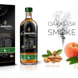 idesign JAROSŁAW JAWORSKI - Butelka i pudełko whisky single barrel Scotch Chamberlain's Aged 6 Years, z migdałami, brzoskwiniami i dymem dębowym na białym tle.