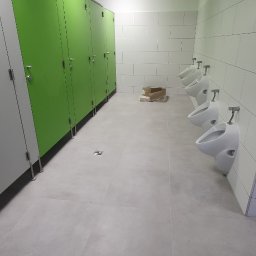 Łazienka w szkole podstawowej w Katowicach