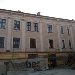 F. U. Art-Bud Artur Budzik - Efekt końcowy renowacji fasady na ulicy Wałowej wraz z muralami w oknach fasady