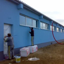 Prace porządkowy po wykonaniu elewacji na hali produkcyjnej Czeskiej fabryki okien MACEK OKNA