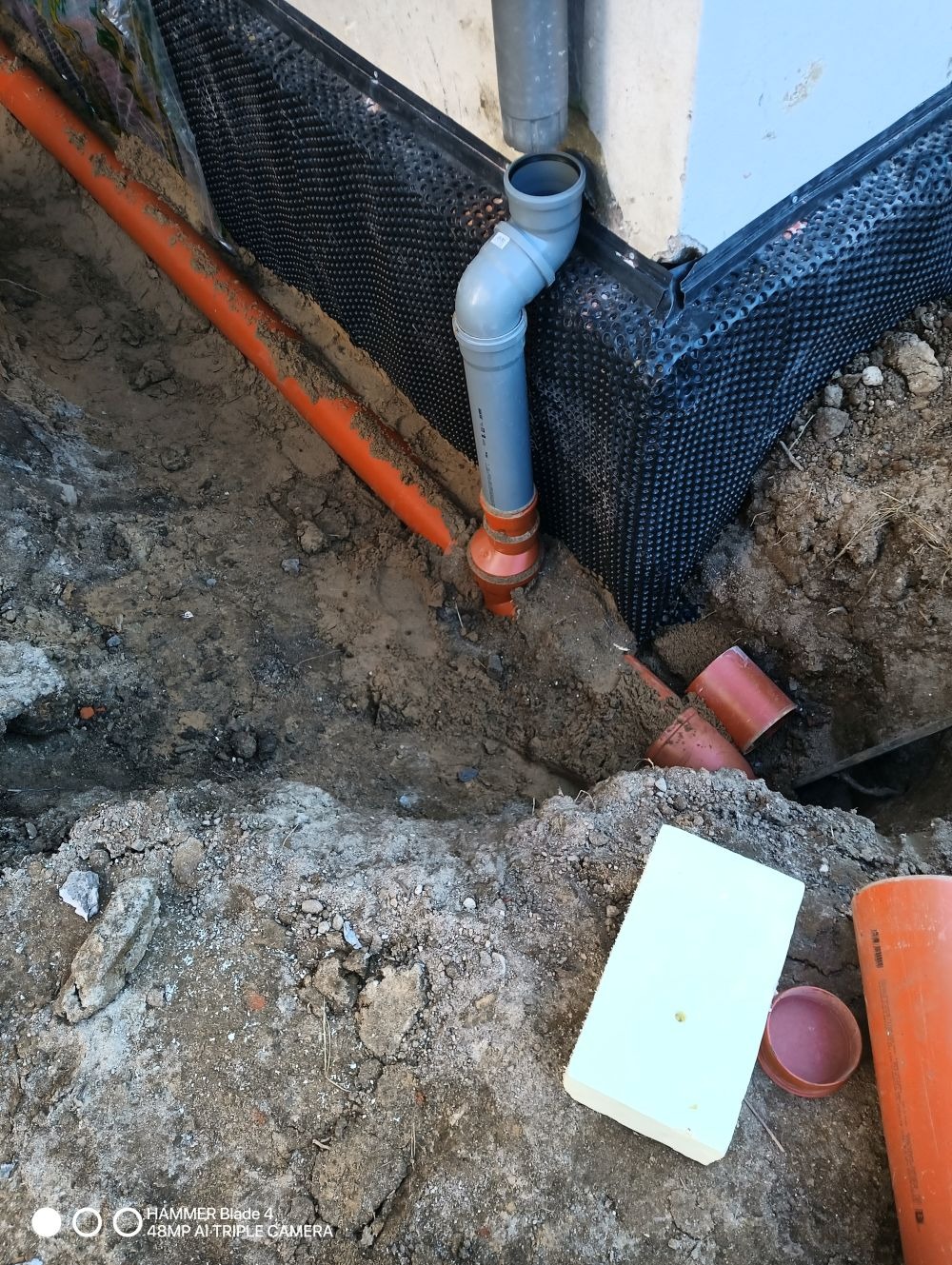 Przyłączenie rur spustowych do studni rozsączającej