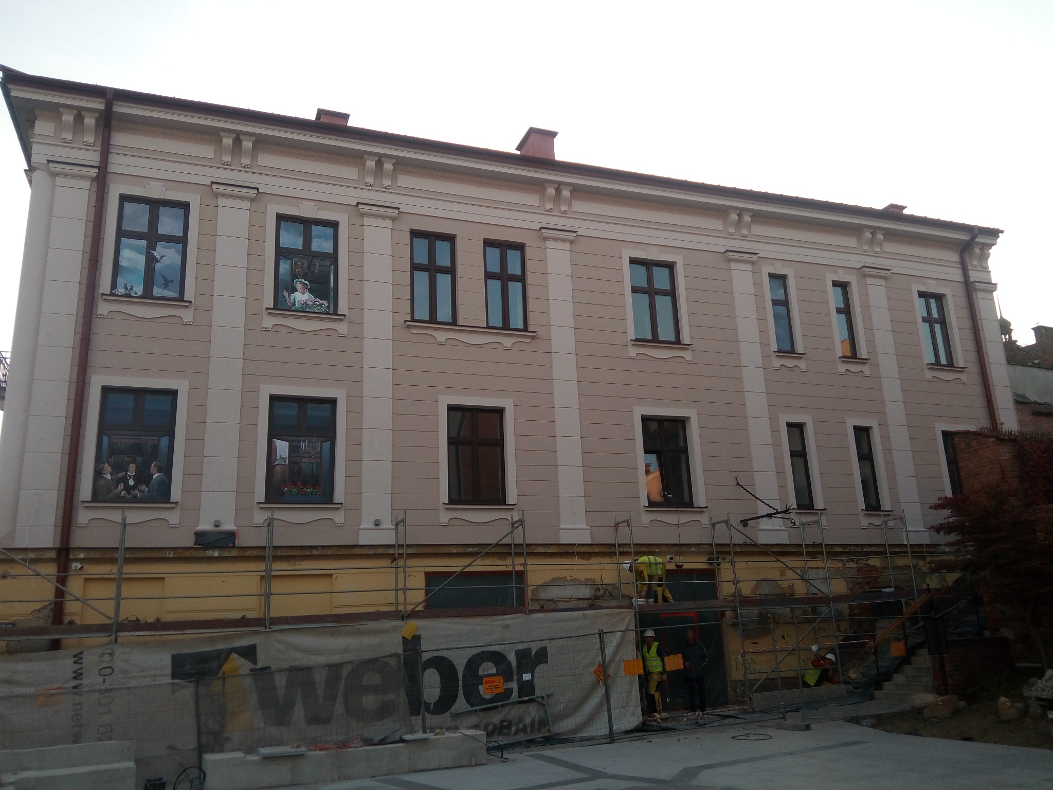 Efekt końcowy renowacji fasady na ulicy Wałowej wraz z muralami w oknach fasady