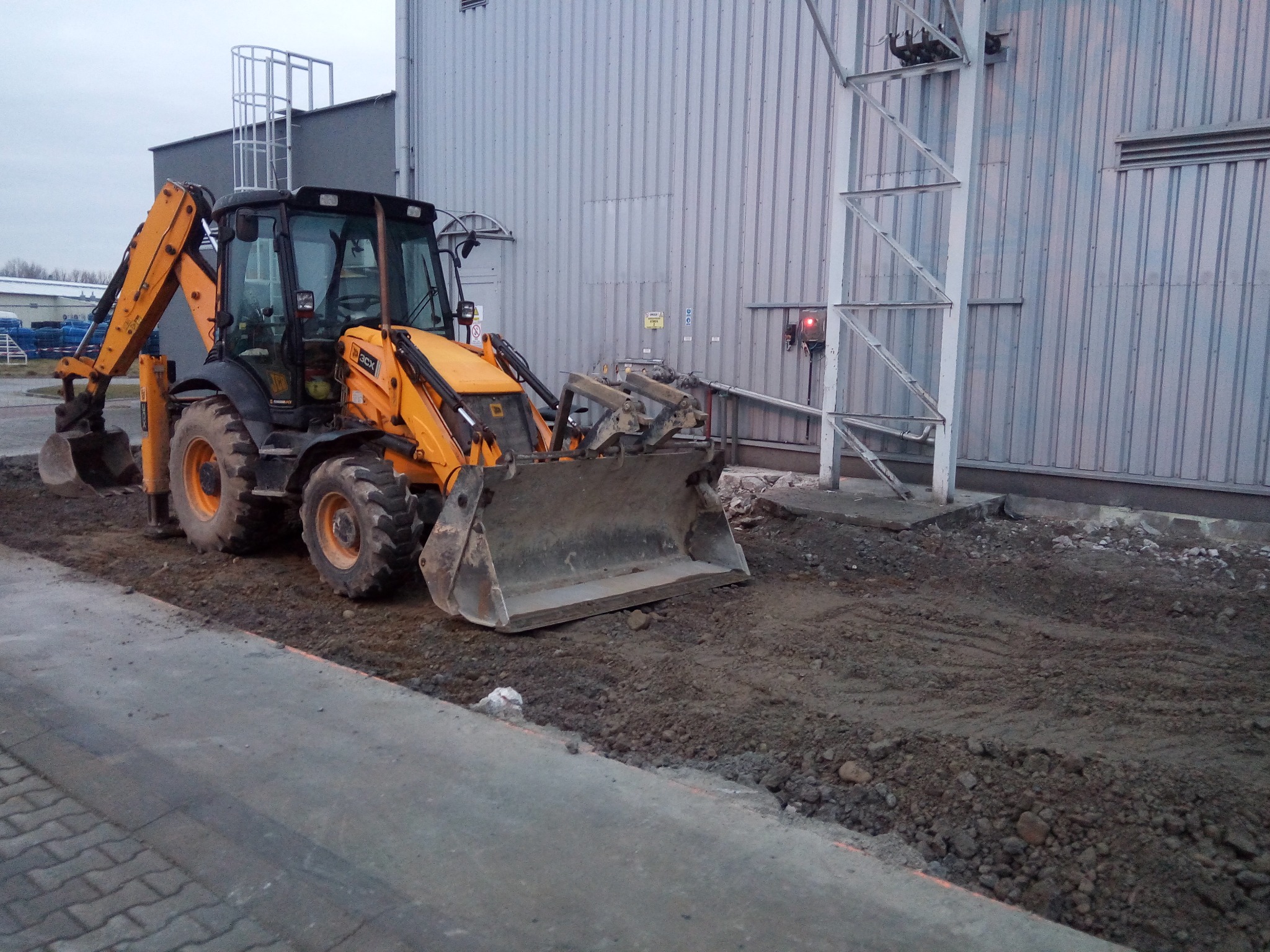 Prace przygotowawczy do wykonania podjazdu dla cystern w firmie Beckers