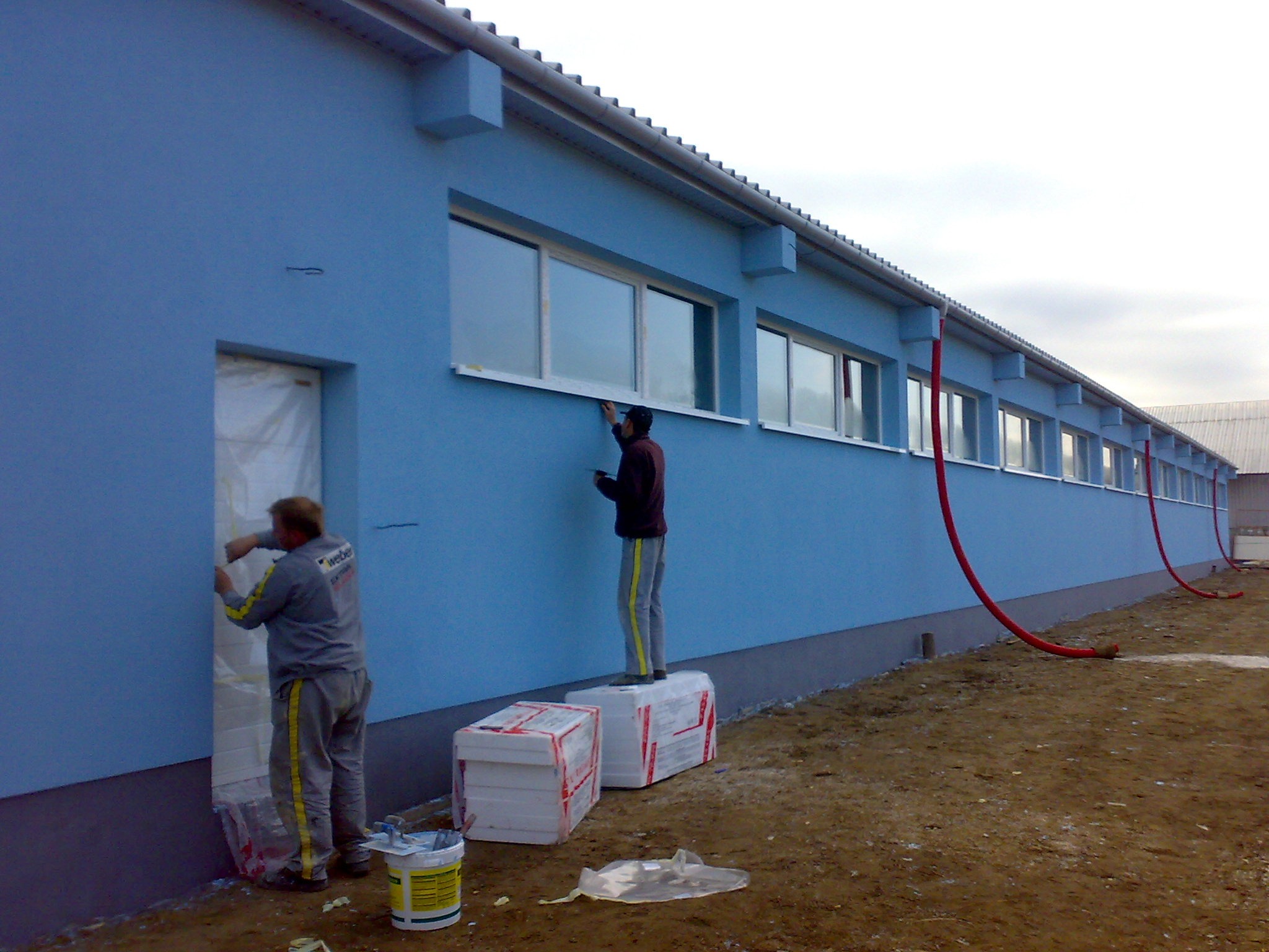 Prace porządkowy po wykonaniu elewacji na hali produkcyjnej Czeskiej fabryki okien MACEK OKNA