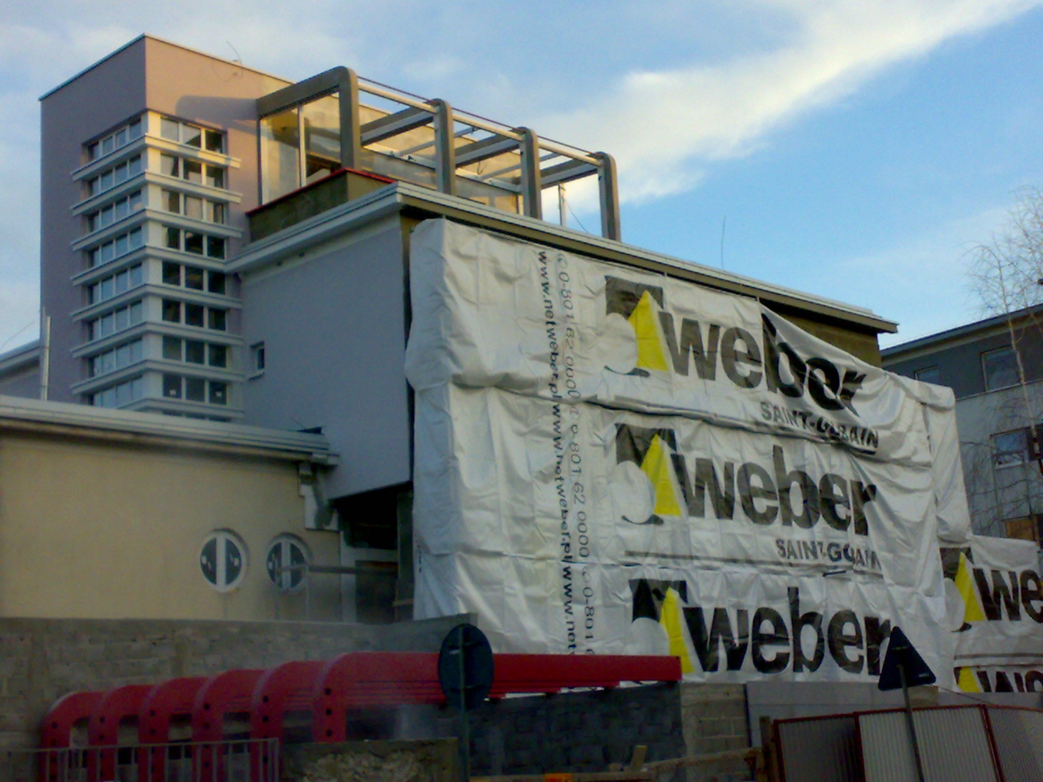 Końcówka wykonywania elewacji na Mieleckiej Agencji Rozwoju Regionalnego.