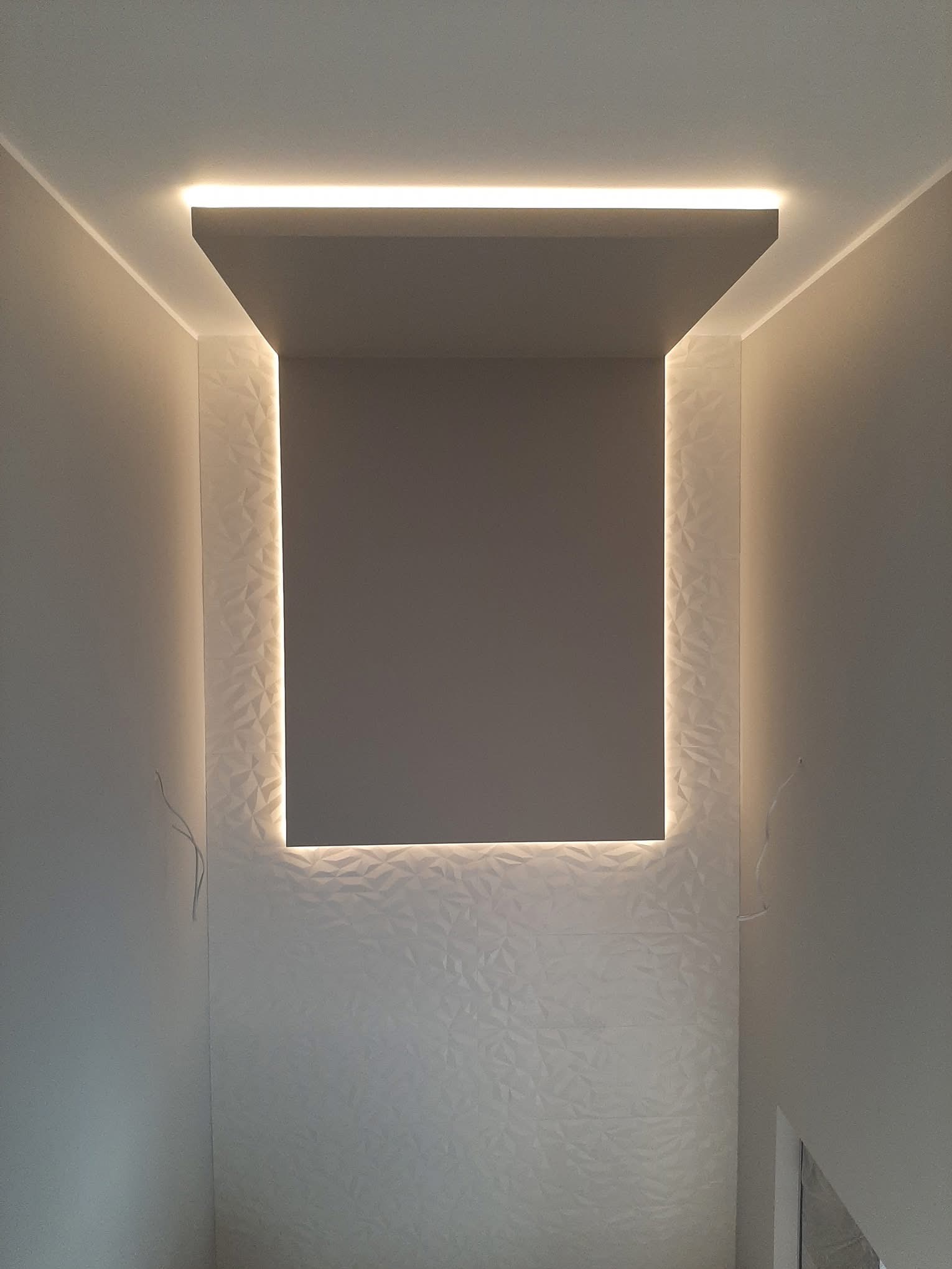 Podwieszany sufit z oświetleniem LED w kształcie kwadratu, dekoracyjna trójwymiarowa faktura ściany, minimalistyczny design.