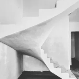 Surowe schody żelbetowe w trakcie budowy, widoczne niedoskonałości i surowy beton, czarno-biała tonacja, minimalizm.