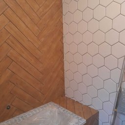 Jodełka i heksagony w łazience