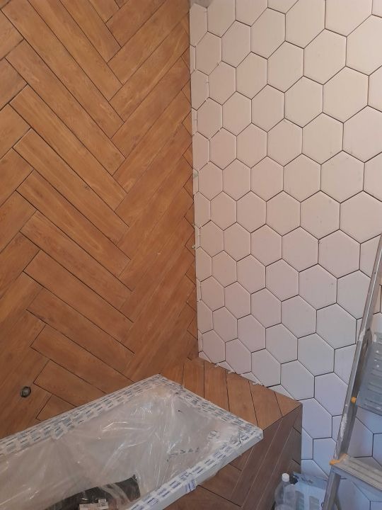 Jodełka i heksagony w łazience