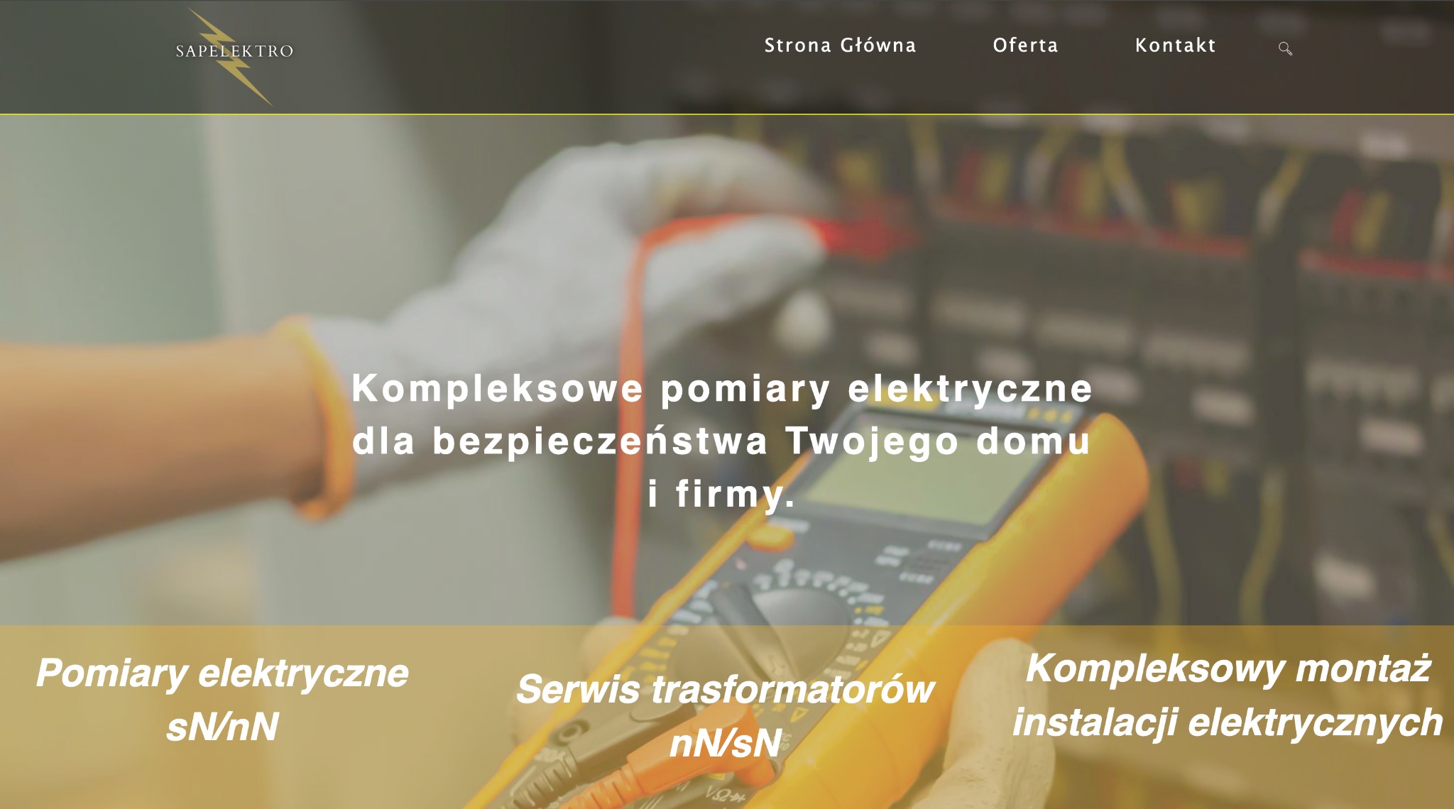 Miernik elektryczny w dłoni w rękawicy ochronnej, podczas pomiarów w rozdzielnicy elektrycznej, na tle strony internetowej firmy Sapelektro.pl z hasłem 'Kompleksowe pomiary elektryczne...