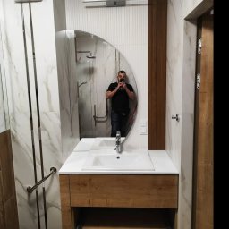 Tyle połączeń różnych rodzajów kafli listw hromowanych było co robić przy tej łazience.Listwy zostały zlicowane z kaflami lustro powieszone idealnie na umywalce do tego pas imitujący deskę wraz z podświetleniem ledowym daje radość w oczach klientów. 