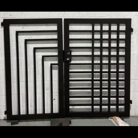 Nowoczesna, dwuskrzydłowa brama wjazdowa z czarnego metalu o geometrycznych wzorach, na tle ściany z białej cegły. Minimalistyczny design z poziomymi i pionowymi liniami.