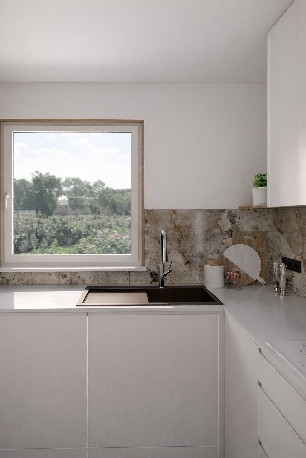 Minimalistyczna kuchnia z oknem na ogród. Białe szafki, marmurowy backsplash, czarny zlew i bateria. Na blacie deska do krojenia i przyprawy. Jasne, naturalne światło.