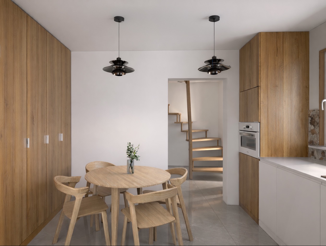 Jasne wnętrze: drewniane szafy, okrągły stół z krzesłami, czarne lampy wiszące. W tle schody. Minimalistyczny design z naturalnymi materiałami i subtelnym oświetleniem.