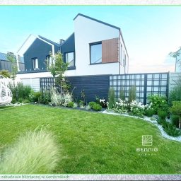 PRZEMYSŁAW BENNIG OGRODY - Przed domem Międzych&oacute;d