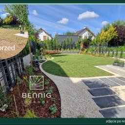 PRZEMYSŁAW BENNIG OGRODY - Ogród w zabudowie bliźniaczej po metamorfozie: trawnik, ścieżka z kamienia i płyt, rabaty z roślinami, widok na dom. Prezentacja stanu przed i po.