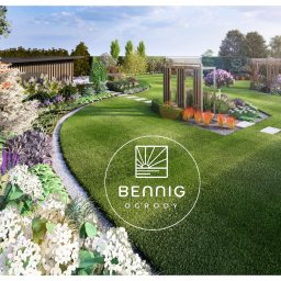 PRZEMYSŁAW BENNIG OGRODY - Wizualizacja ogrodu z pawilonem, ścieżką z płyt i rabatami kwiatowymi. Widoczny trawnik i różnorodna roślinność. Logo firmy w centralnej części kadru.