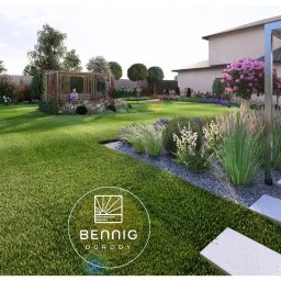 PRZEMYSŁAW BENNIG OGRODY - Projekt ogrodu z pergolą, ścieżką z płyt i rabatami kwiatowymi. Widoczny trawnik, krzewy i drzewa. Na ławce siedzi osoba. Całość w słonecznej, letniej scenerii.