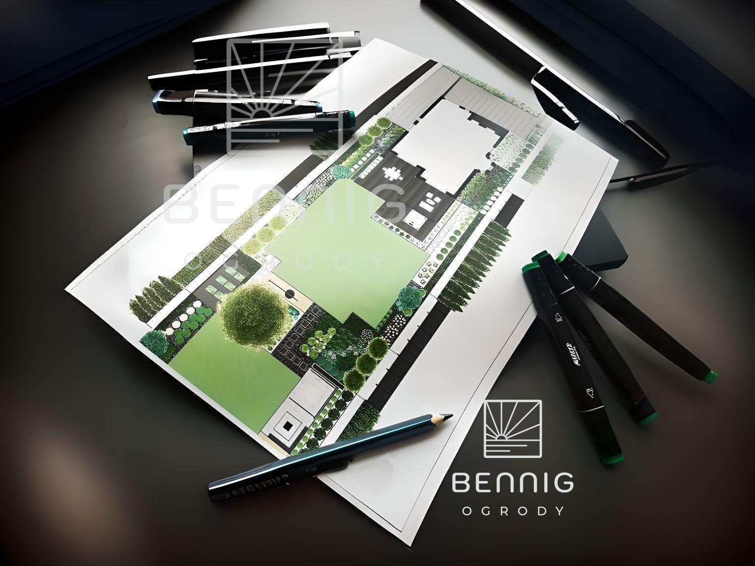 Plan ogrodu o powierzchni 600m2, z zaznaczoną roślinnością i budynkiem, rozrysowany na kartce z użyciem kredek, widoczny na biurku, z logo firmy Bennig Ogrody.
