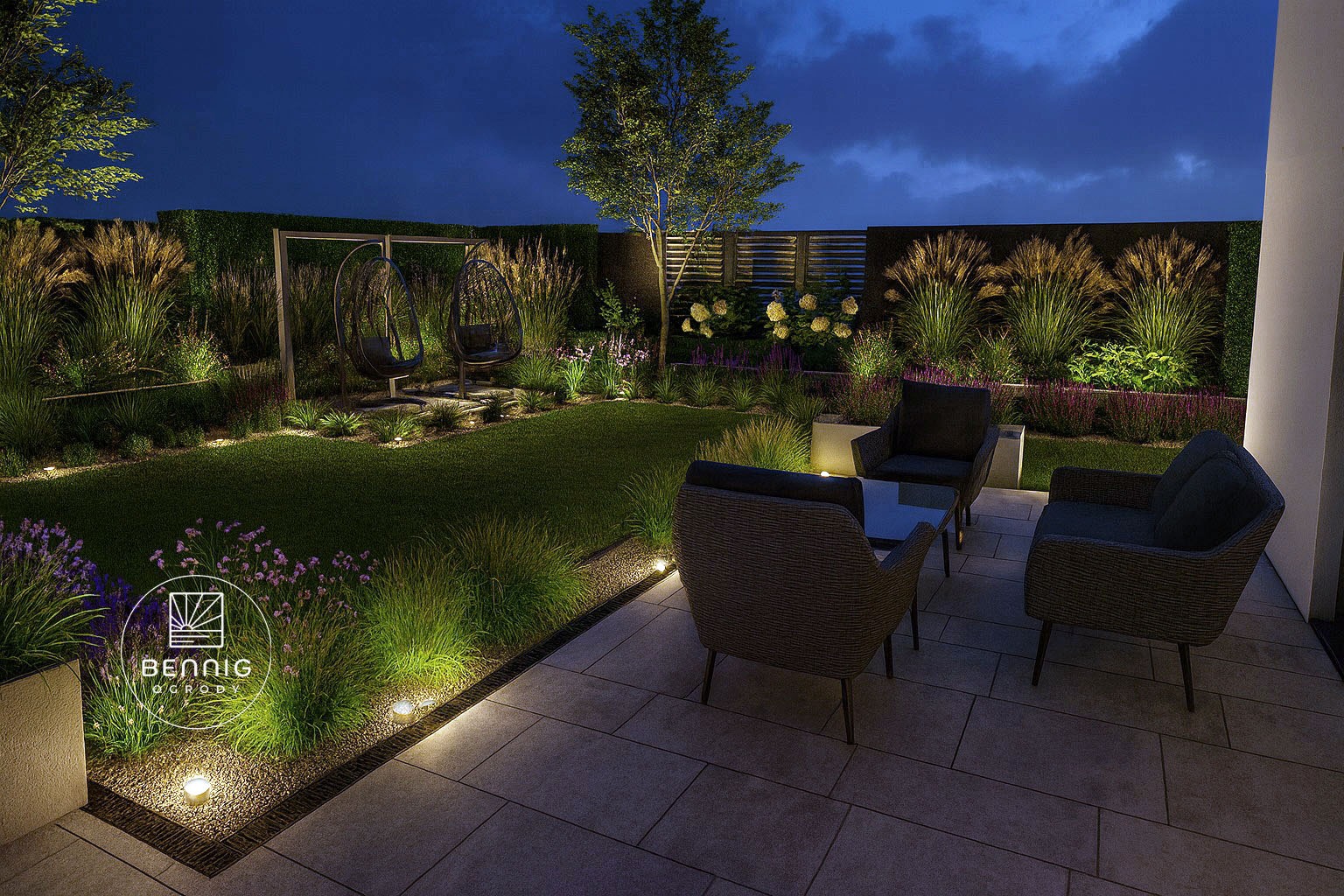 Oświetlony ogród nocą z huśtawkami, trawami ozdobnymi, meblami ogrodowymi i subtelnym oświetleniem punktowym, tworzący relaksującą atmosferę.