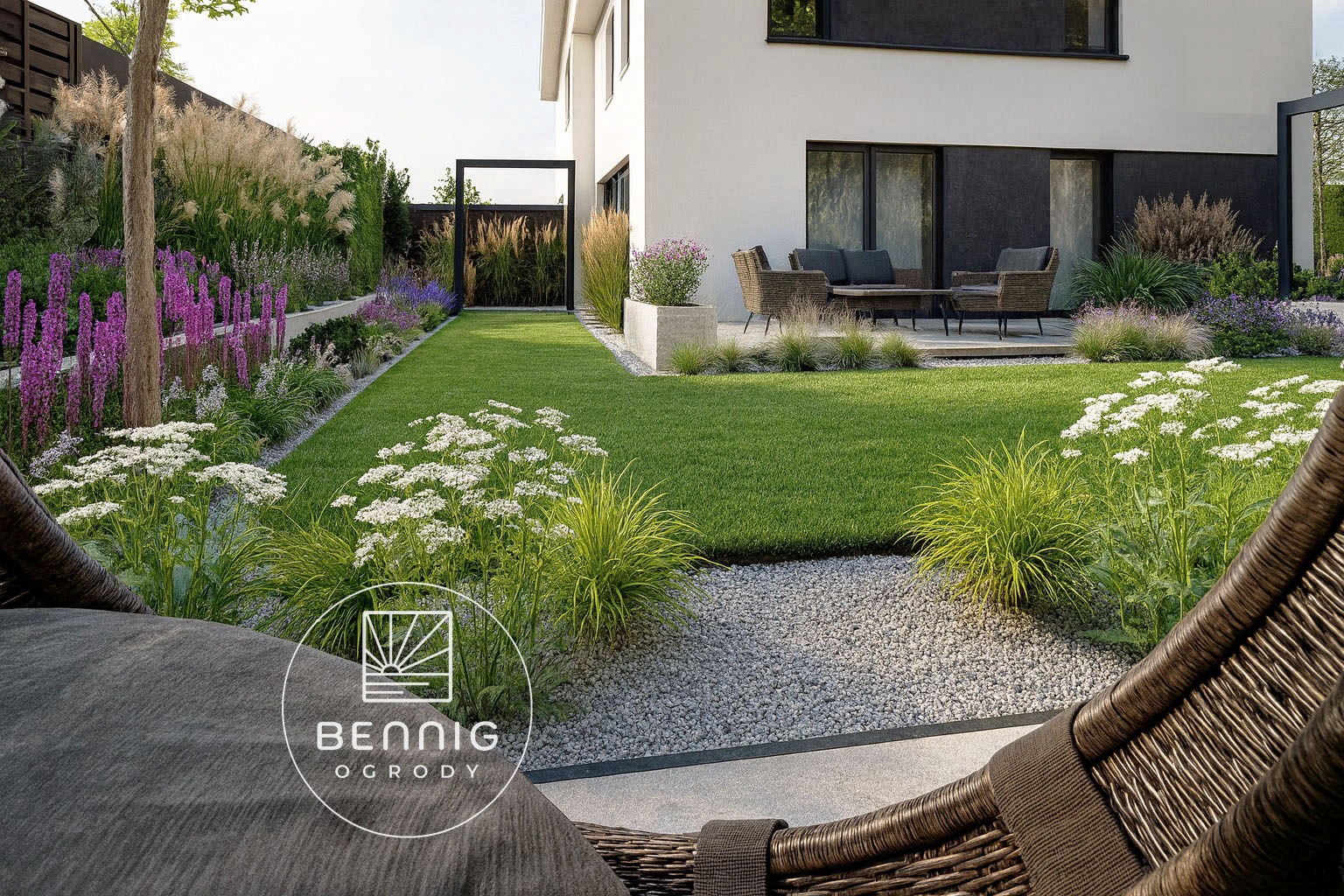 Nowoczesny ogród z równo przystrzyżonym trawnikiem, rabatami kwiatowymi i strefą relaksu z meblami ogrodowymi. Widok z perspektywy osoby siedzącej w fotelu.