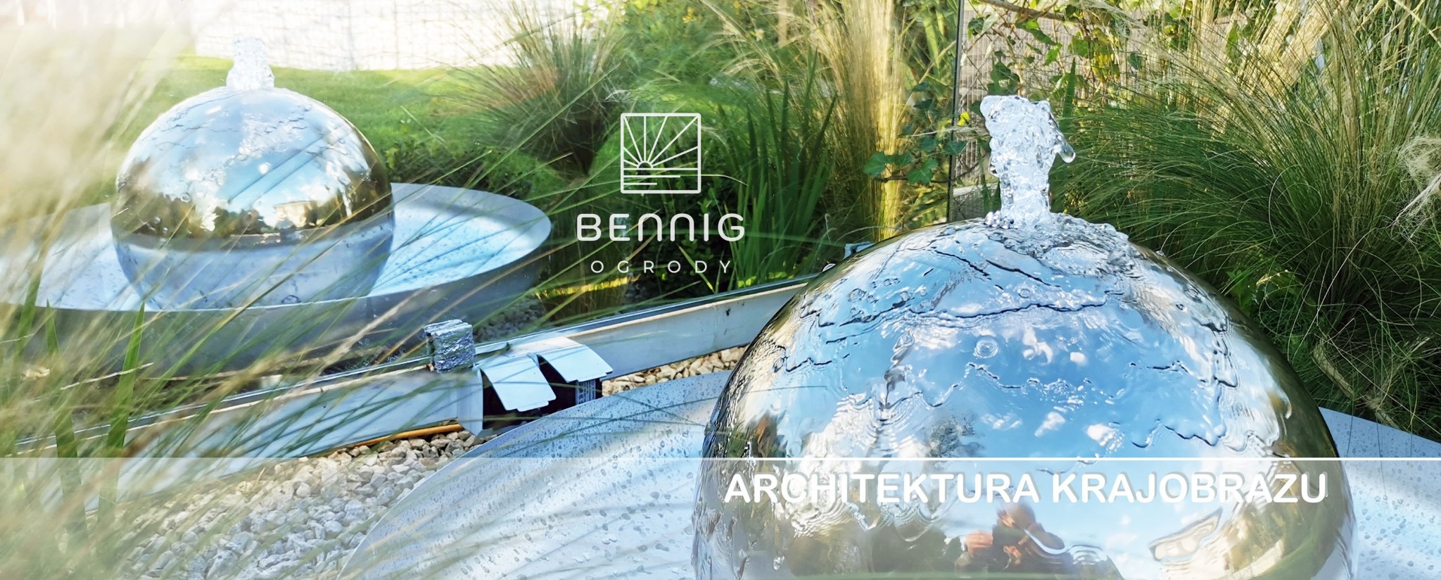 Dwie metalowe kule-fontanny w ogrodzie z ozdobnymi trawami. W tle logo firmy 'Bennig Ogrody' i napis 'Architektura Krajobrazu'.