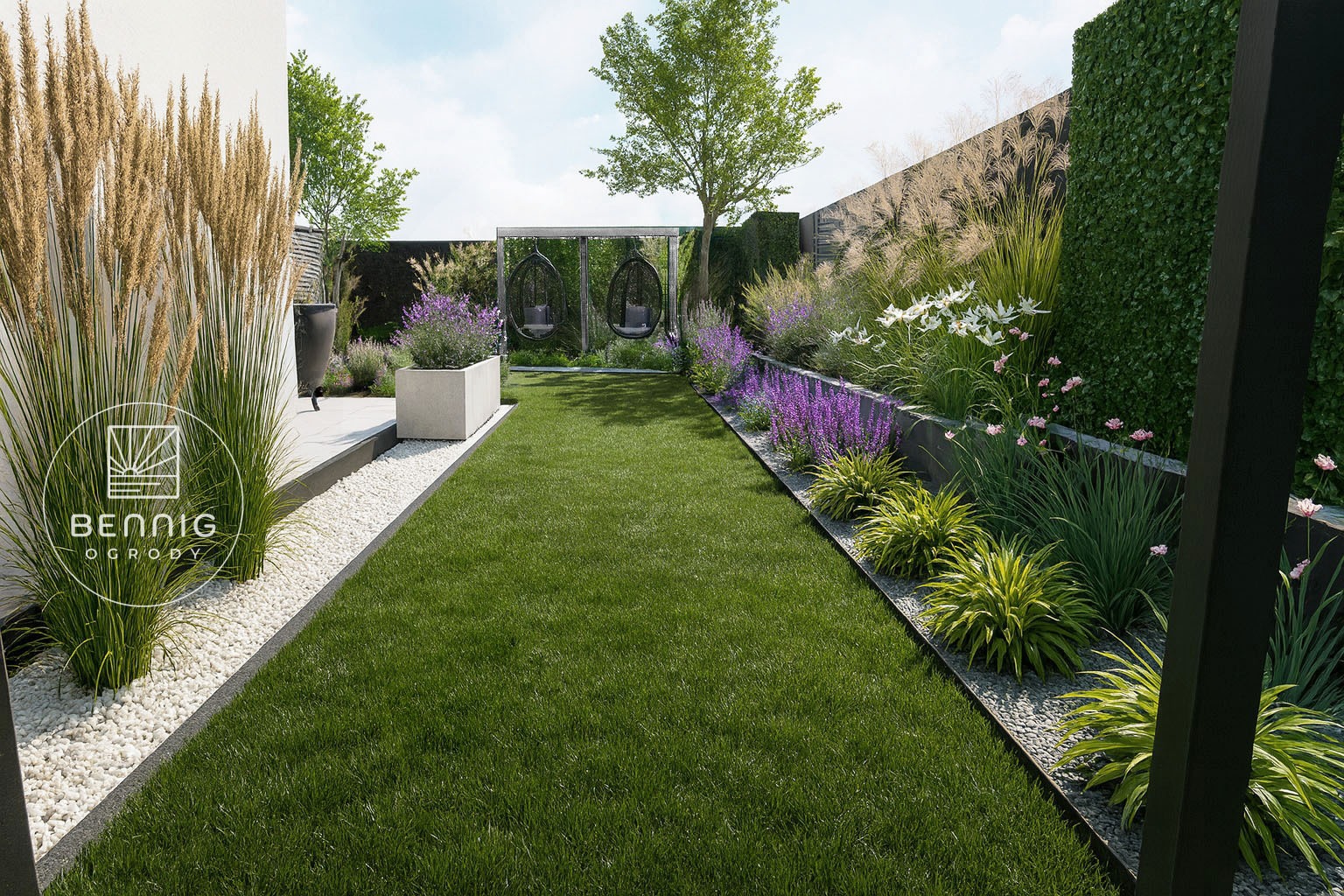 Nowoczesny ogród z równo przystrzyżonym trawnikiem, rabatami kwiatowymi z lawendą i białymi kwiatami, oraz dekoracyjnymi trawami. W tle wiszące fotele.