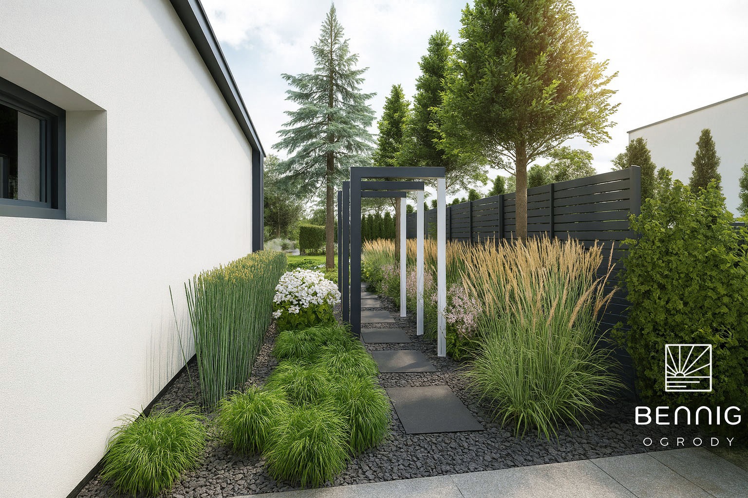 Nowoczesny ogród z minimalistyczną pergolą, ścieżką z płyt i ozdobnymi trawami. Biała ściana budynku kontrastuje z zielenią roślin i szarą kolorystyką elementów.