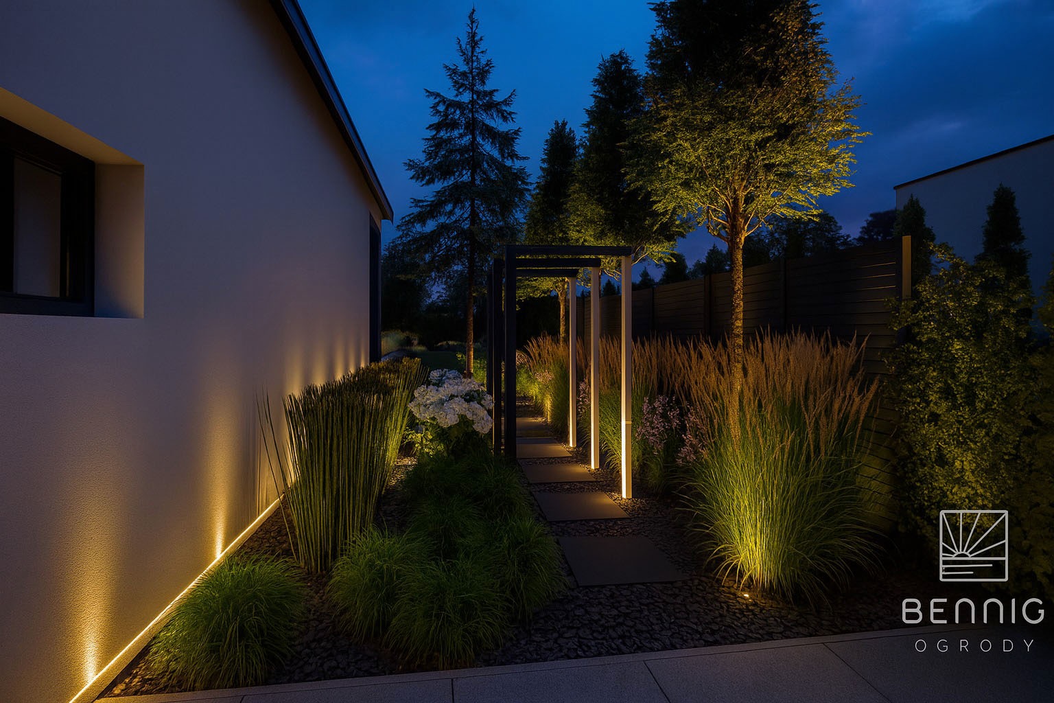 Oświetlony ogród nocą z nowoczesną pergolą, ścieżką z płyt i dekoracyjnymi trawami. Subtelne światło podkreśla architekturę krajobrazu.