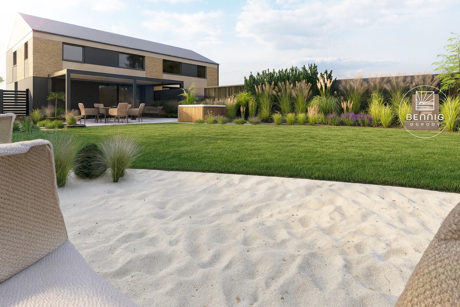 Nowoczesny ogród z trawnikiem, ozdobnymi trawami i strefą relaksu z jacuzzi. Widok z piaszczystej plaży z leżakami. Logo firmy ogrodniczej w prawym rogu.