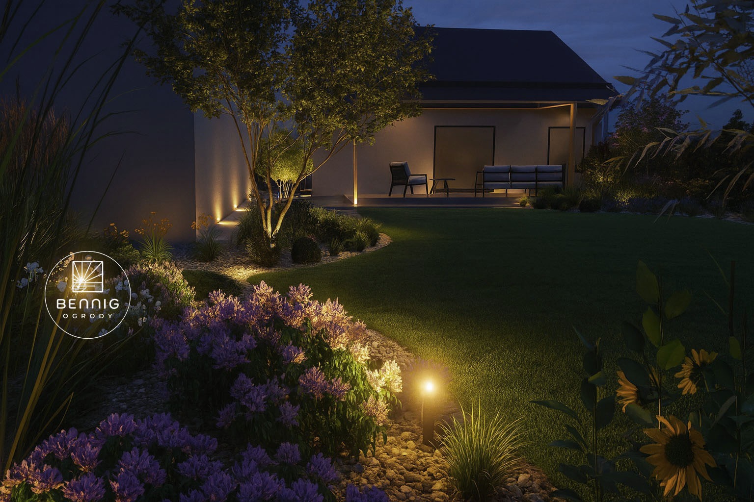 Oświetlony ogród nocą: rabaty z fioletowymi kwiatami, trawnik, drzewo z podświetleniem punktowym, nowoczesny dom z tarasem i meblami ogrodowymi w tle.