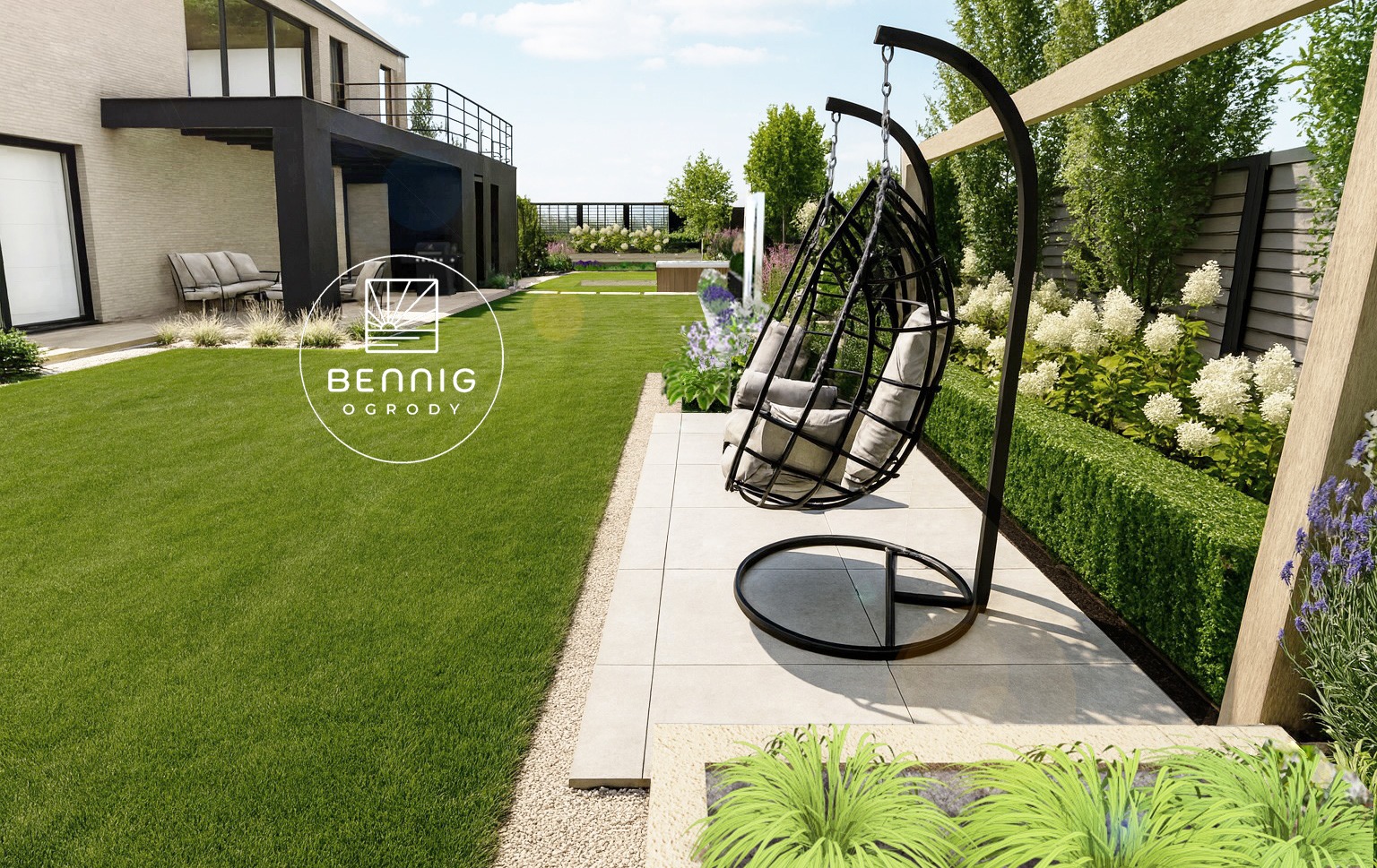 Wizualizacja ogrodu z nowoczesnym domem, wiszącym fotelem i równo przystrzyżonym trawnikiem. Widoczne kwiaty i krzewy. Stonowana kolorystyka.