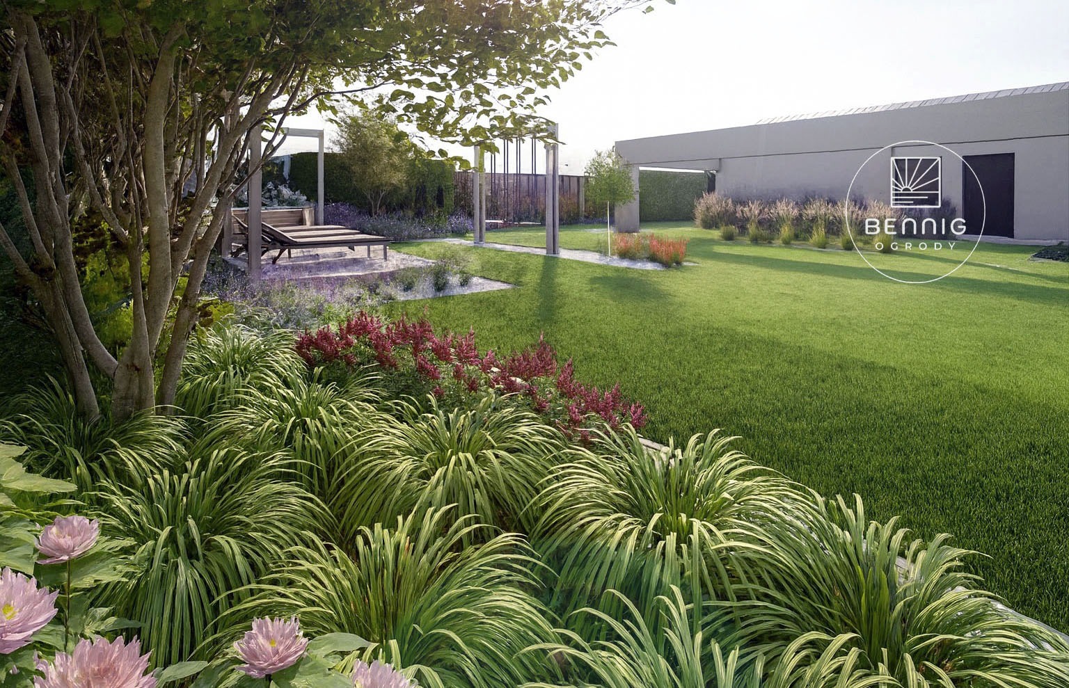 Nowoczesny ogród z równo przystrzyżonym trawnikiem, rabatami kwiatowymi i strefą relaksu z leżakami. Widoczny budynek z logo firmy ogrodniczej.